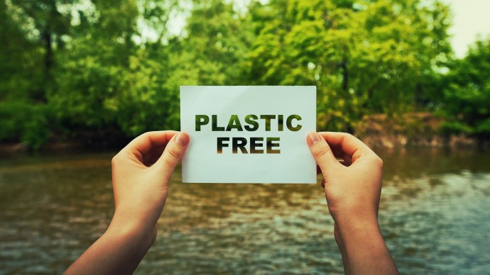 Person holding plastic-free sign