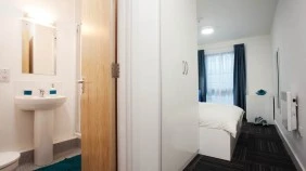 Ropemaker Court Bedroom Ensuite with toilet, sink, mirror, and shower